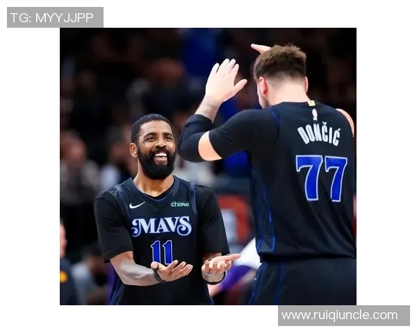 独行侠与凯尔特人激战正酣 双方球员全力以赴争夺季后赛关键胜利